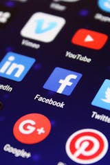 Photo de l'écran d'un téléphone portable avec les logos des applis de réseaux sociaux